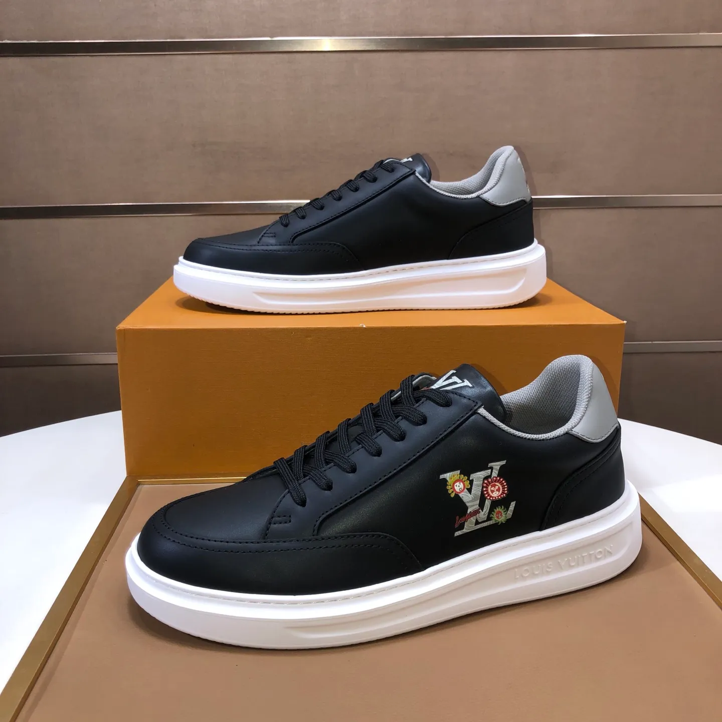Factory batch 640💰original development, quality shipment, welcome to compare - LV sneaker series sports shoes introduce the loose silhouette of the ready-to-wear series into the spring and summer men's wear shows and make an eye-catching appearance. The cow leather upper is combined with rough fabric laces, and colorful beading highlights the brand's classic elements. LV letters mark the tongue and Monogram floral outsole. Mixed materials Made of top-grain cowhide, thick shoelace design, large Monogram print on the side, mesh lining and cotton feet, the comfort is as extreme as ever, premium heritage, quality first, worth owning! Size: Men’s 38-45 (45 is custom-made and cannot be returned or exchanged)